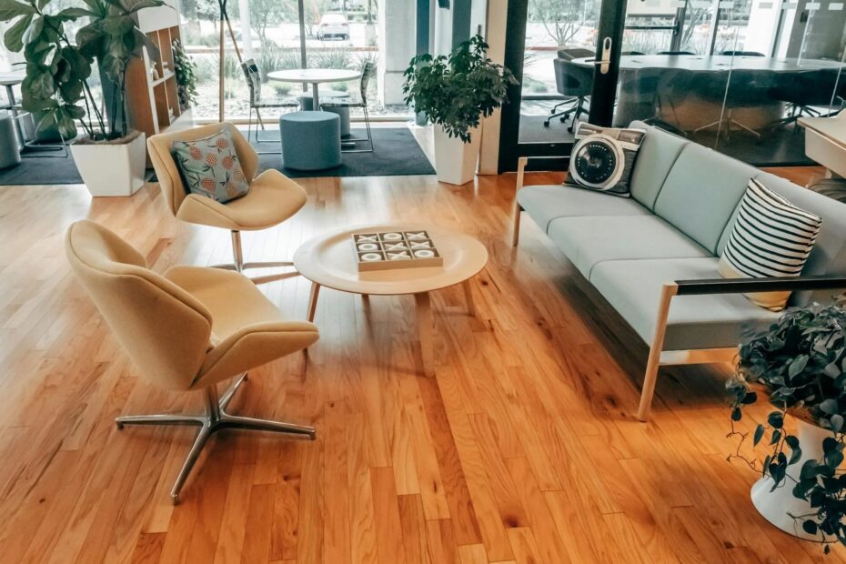 Esta zona de descanso con sillones suaves y una mesa de centro con estilo es perfecta para reuniones informales o lluvias de ideas creativas. Un espacio donde los negocios se encuentran con la comodidad.